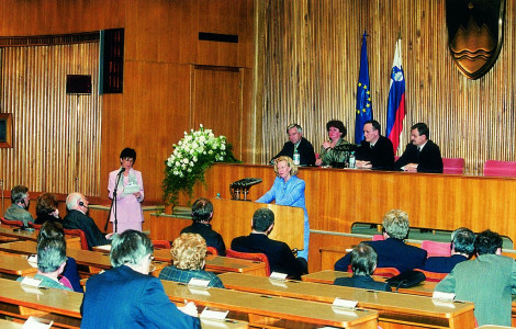 2000 05 Nagovor predsednice EU parlamenta Nicole Fontaine DZ 13 (the hall of the National Assembly, in which the MPs sit, and the President of the European Parliament stands in front of them.)