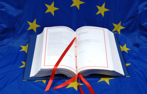 Lizbonska pogodba original (The Lisbon Treaty is an open book on the EU flag)
