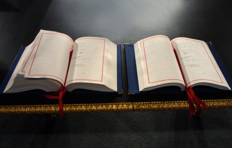 Pogodba iz Nice (Open books with signatures)
