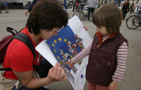 europska unija pl02 (Deklica si ogleduje plakat z evropsko zastavo in zastavami držav članic.)