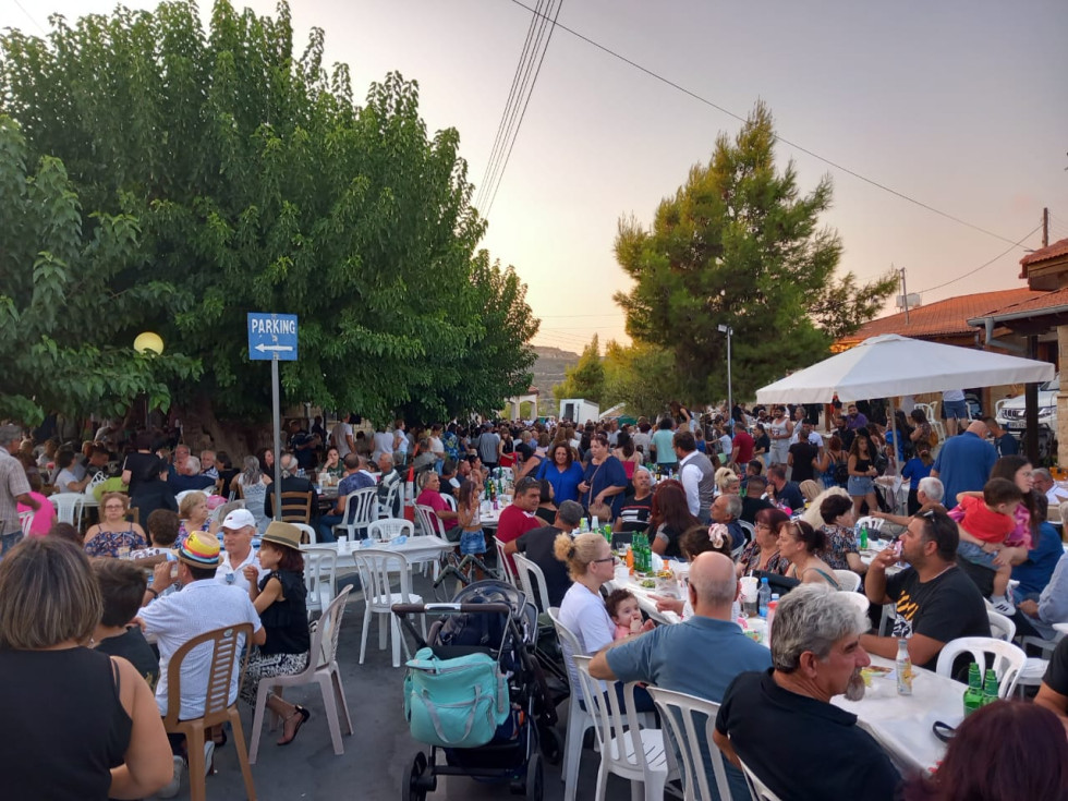 Množica ljudi sedi za mizami.
