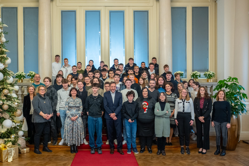 Skupinska fotografija na stopnicah kristalne dvorane.