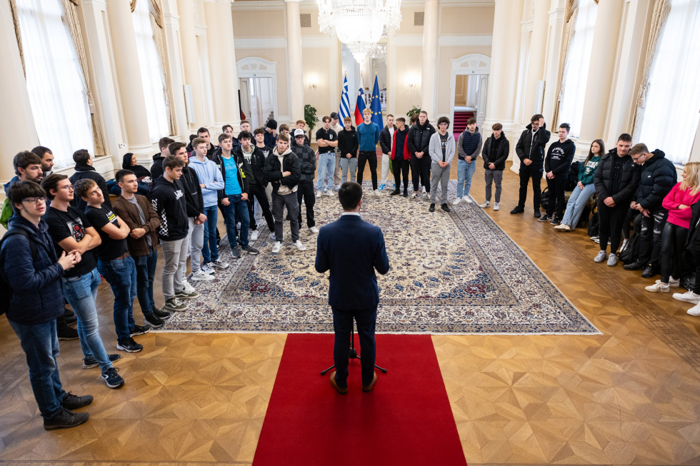 Dijaki na obisku v predsedniški palači.