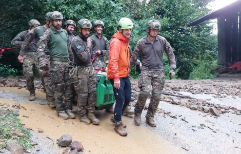 SV pomoc ob poplavah 09082023 (Slovenian Armed Forces provide assistance in the flooded areas.)