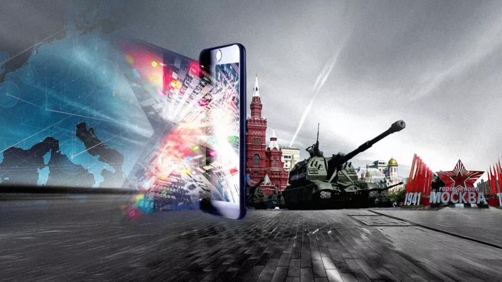 Rdeči trg na katerem so velik pametni telefon, tank in napis 1941 Moskva