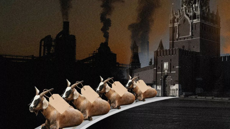 Na temnem industrijskem ozadju s silhueto tovarne z dimniki in Kremljem je na tekočem traku več koz z oznakami.