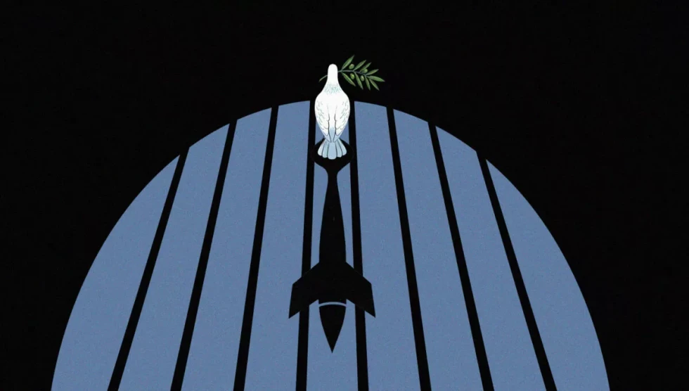 Bel golob z oljčno vejico sedi na silhueti rakete, postavljene na polkrožno rešetkasto modro strukturo.