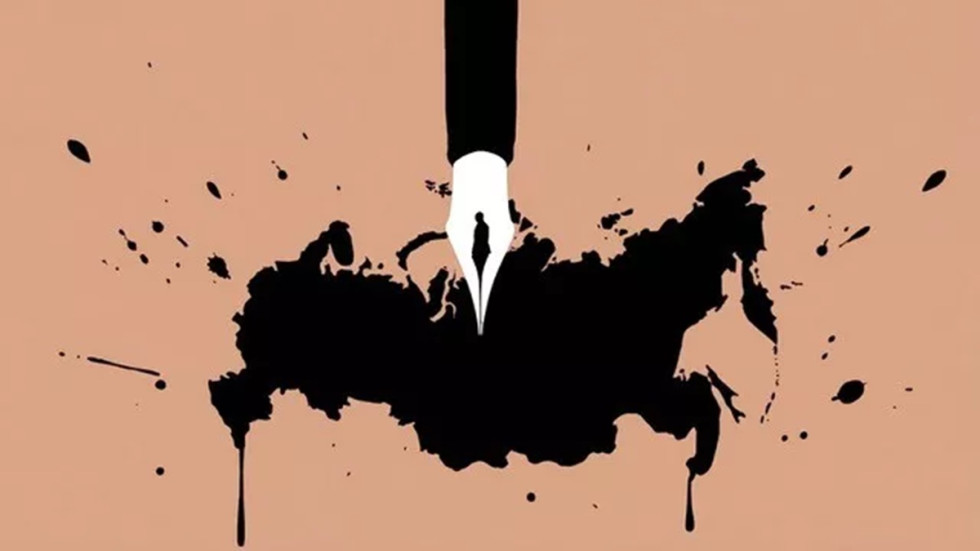 Konica nalivnega peresa z razlitjem črnila oblikuje temen madež v podobi zemljevida Rusije.