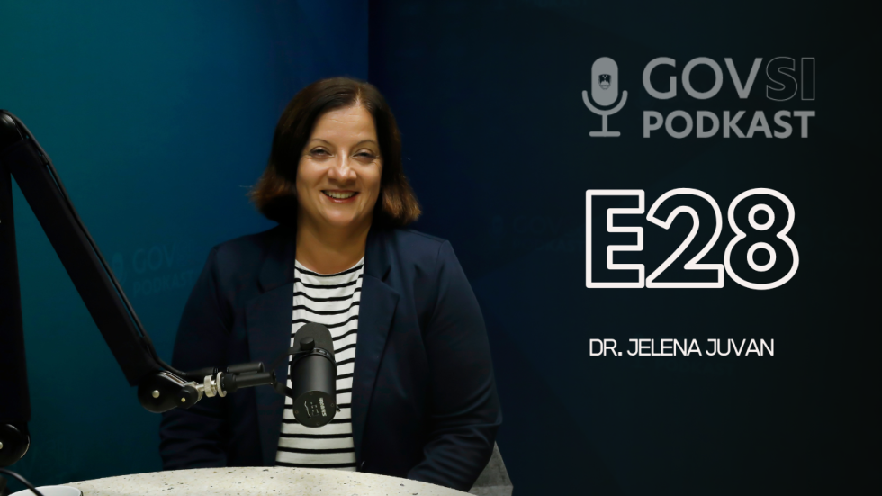 dr. Jelena Juvan sedi pred mikrofonom.