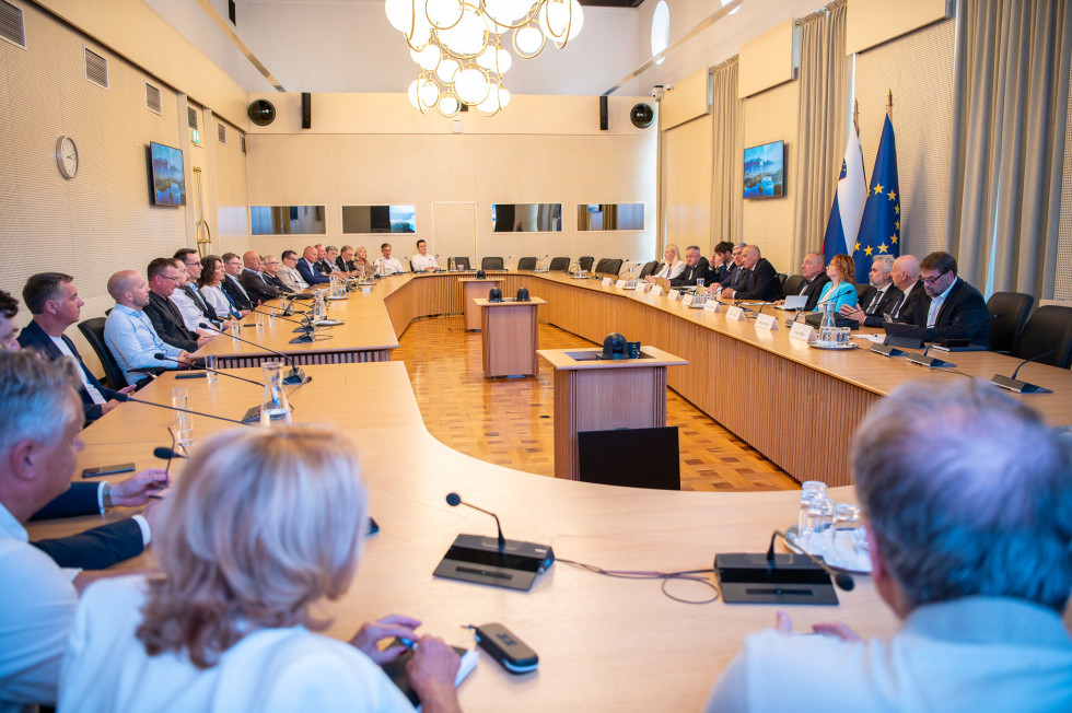 Veliko omizje z več kot 20 udeleženci 1. seje Strateškega sveta za gospodarstvo