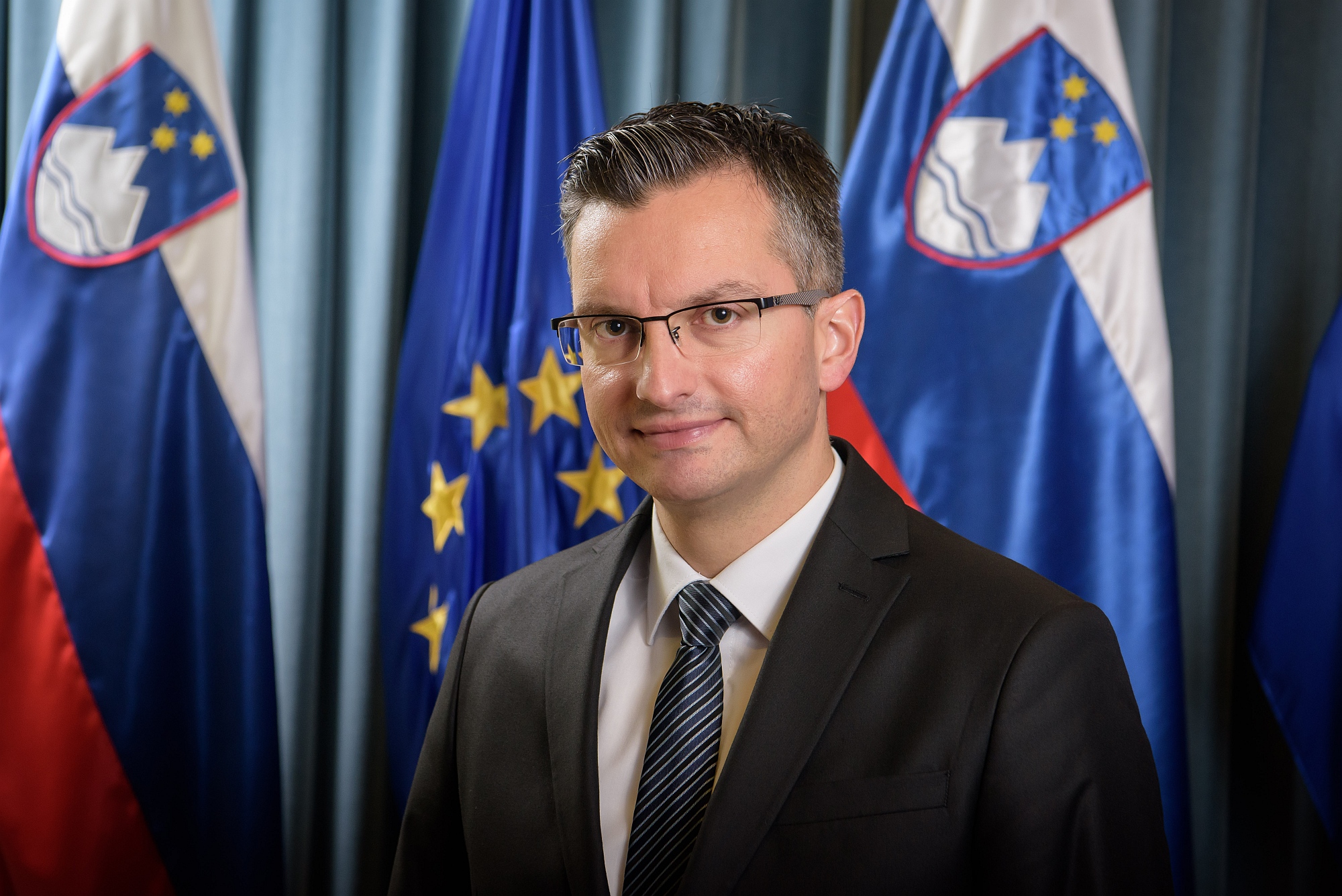 Predsednik vlade RS Marjan Sarec.jpg lezeca Predsednik vlade RS Marjan Sarec.jpg lezeca