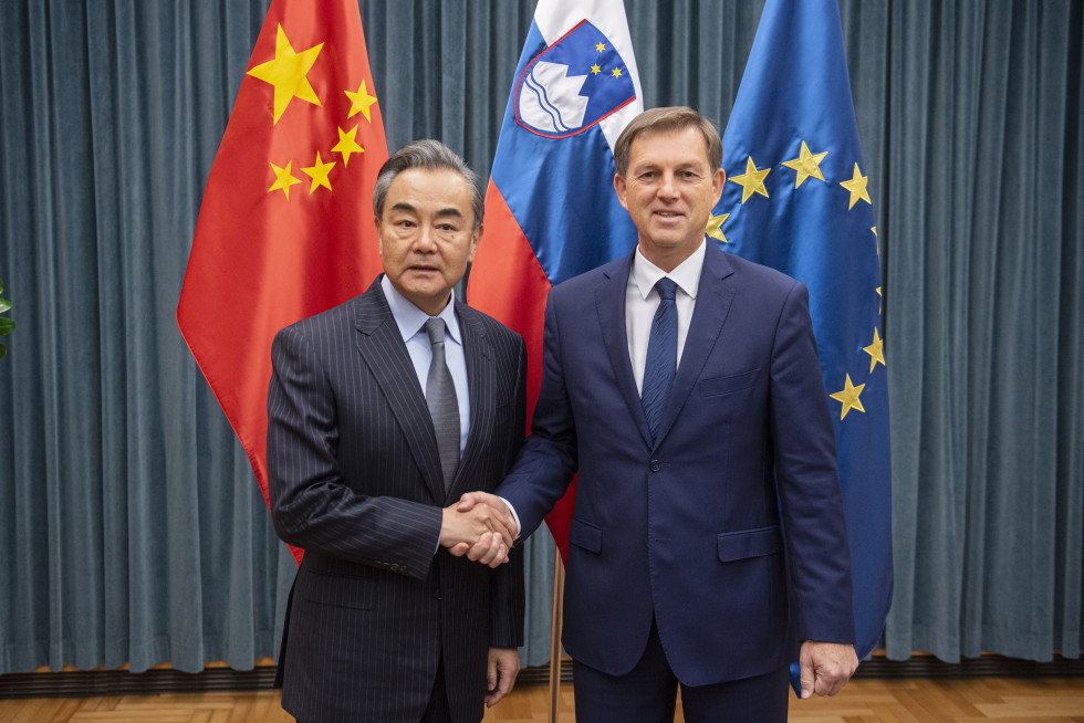 rokovanje slovenskega in kitajskega ministra pred zastavami na ministrstvu za zunanje zadeve