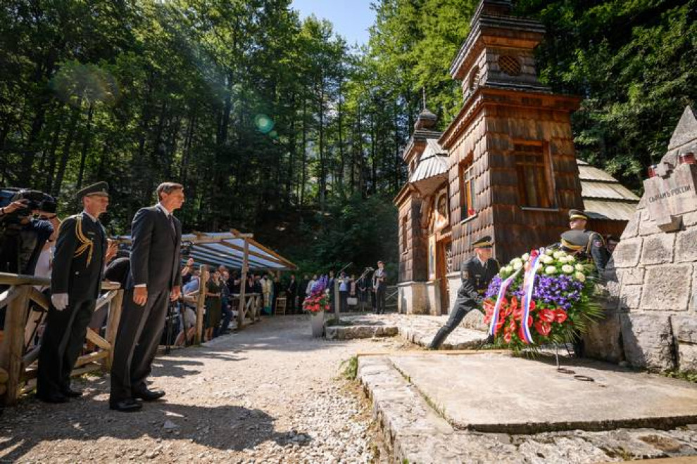 predsednik s priročnikom ob Ruski kapelici, ob kateri gardista polagata venec