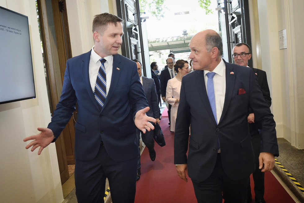 oba predsednika v pogovoru med hojo po hodniku