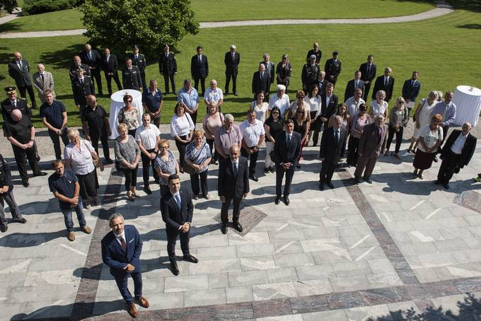 stoječi gostje sprejema na terasi Vile Podrožnik