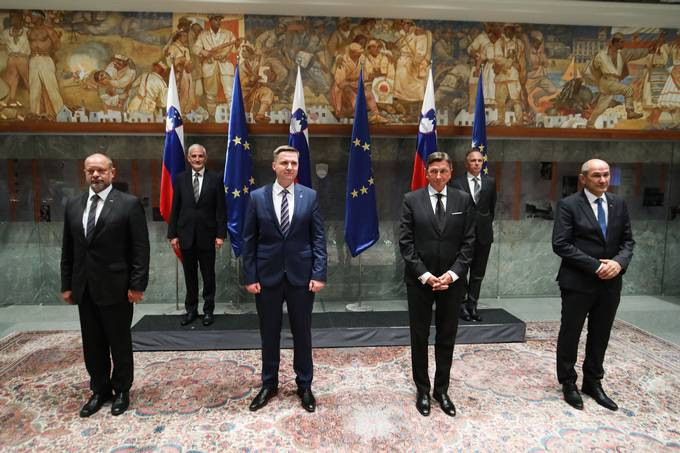 predsedniki državnega sveta, državnega zbora, republike in vlade pred zastavami v predverju državnega zbora