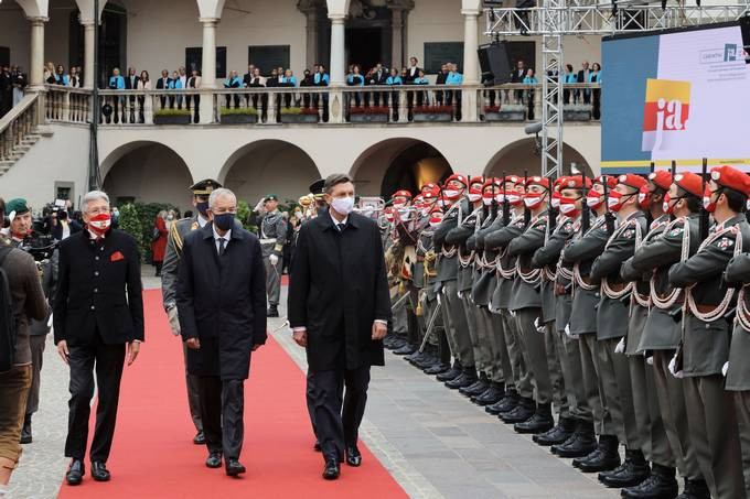 mimohod obeh predsednikov po rdečem tepihu mimo častne straže