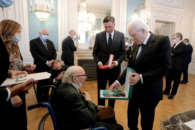 oba predsednika vročata odlikovanje Borisu Pahorju 