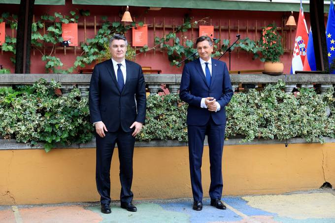 oba predsednika stojita pred kavarno Muzikafe na Ptuju