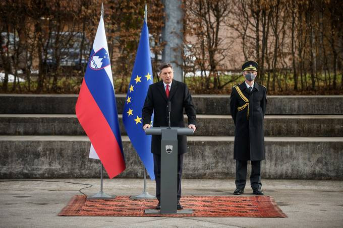 predsednik ob govorniškem pultu, za njim pribočnik