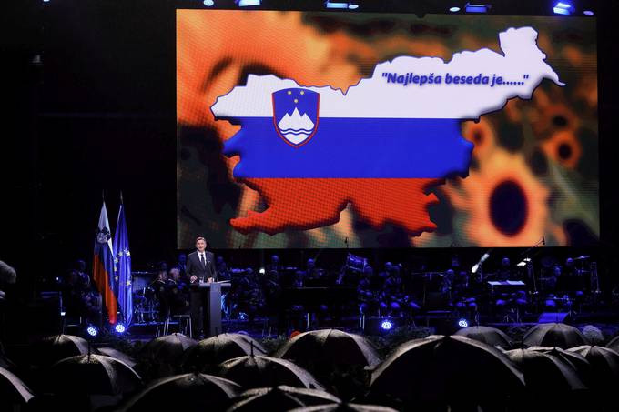 predsednik republiku ob nagovoru na odru na kongresnem trgu, v ozadju podoba Slovenije v barvah slovenske zastave