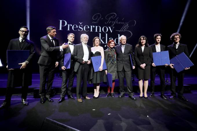 skupinsko fotografiranje predsednika republike, gospe Tanje Pečar in nagrajencev na odru v Cankarjevem domu