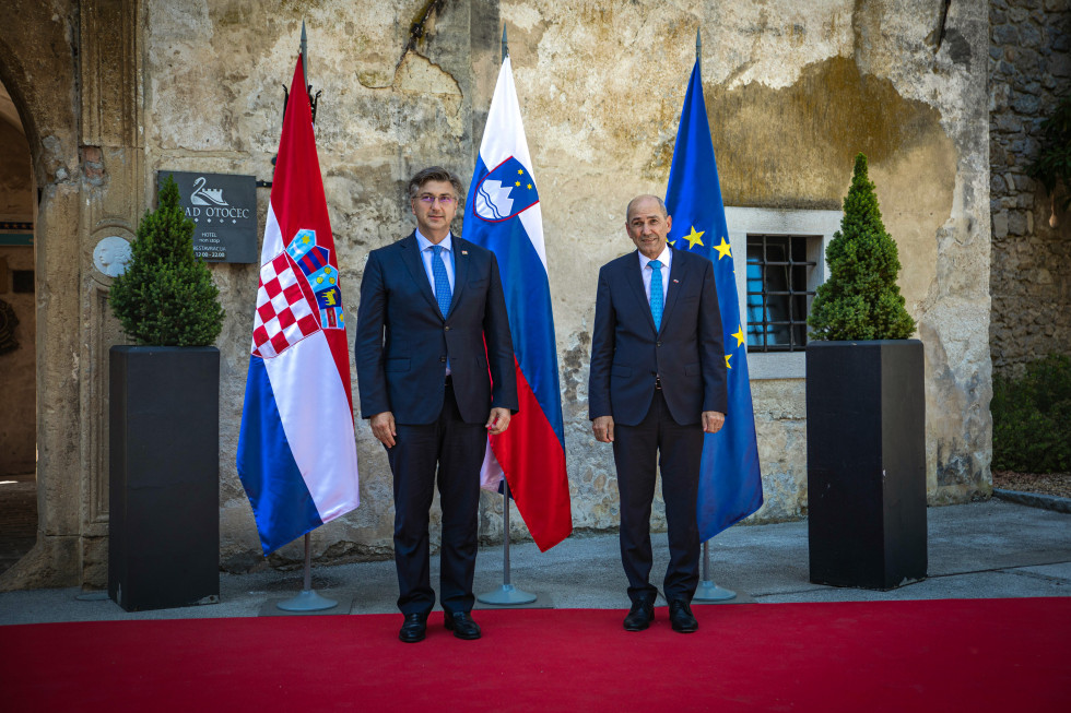 oba predsednika pod zastavami na rdečem tepihu