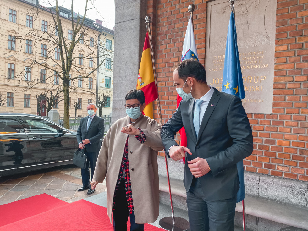 pozdrav obeh ministrov s komolci pred ministrstvom za zunanje zadeve