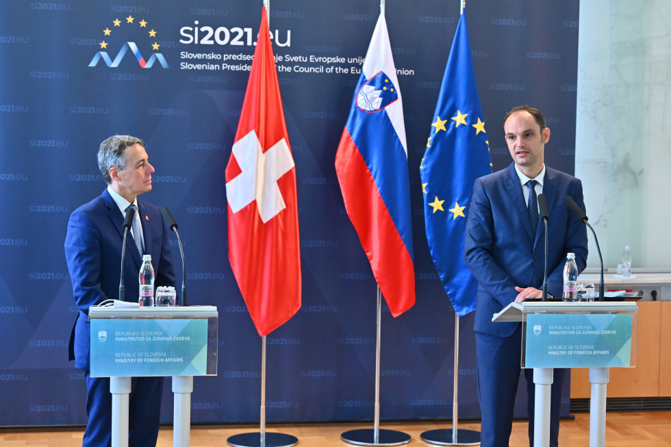 novinarska konferenca - ministra obeh držav ob govorniških pultih, zadaj zastave