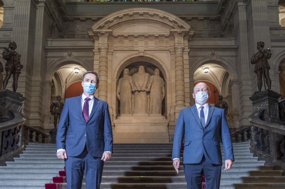 oba predsednika v maskah na varnostni razdalji pod stopniščem