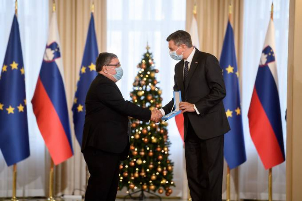predsednik izroča odlikovanje nagrajencu