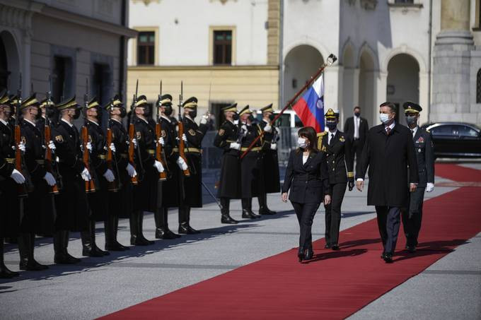 oba predsednika hodita po preprogi na Kongresnem trgu