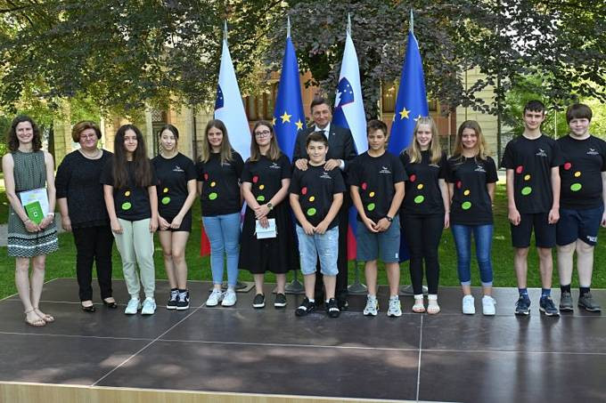 mladi gostje s predsednikom republike na terasi Vile Podrožnik
