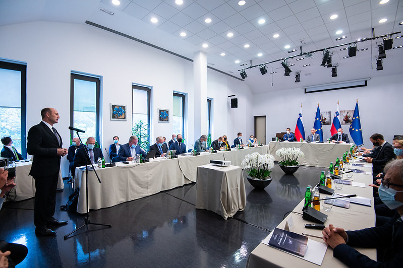 ministri in ministrice ob skupnem omizju v Litiji