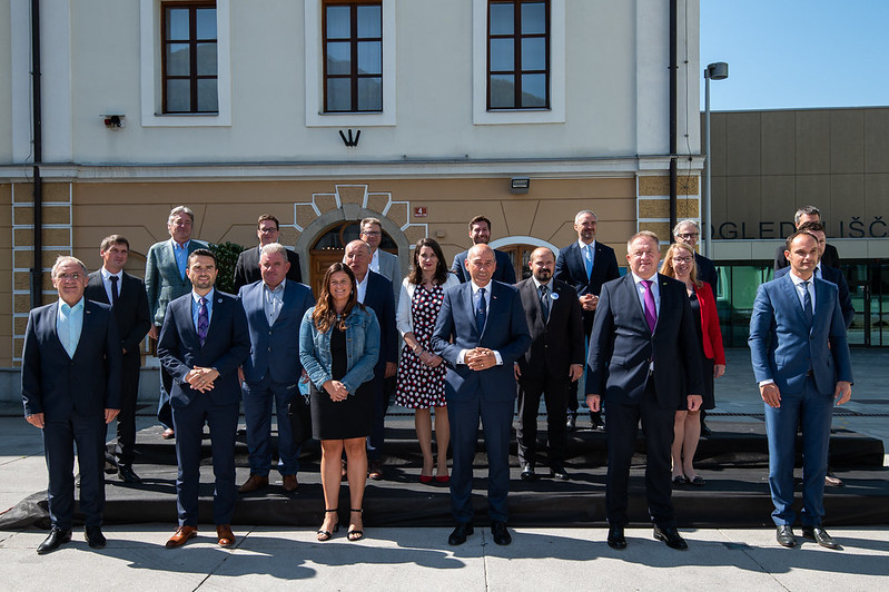 skupinska fotografija ministrov in ministric