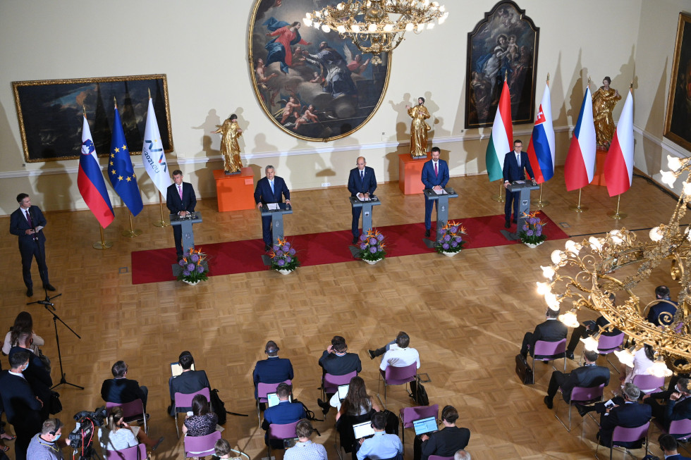 predsedniki vlad ob govorniških pultih v narodni galeriji