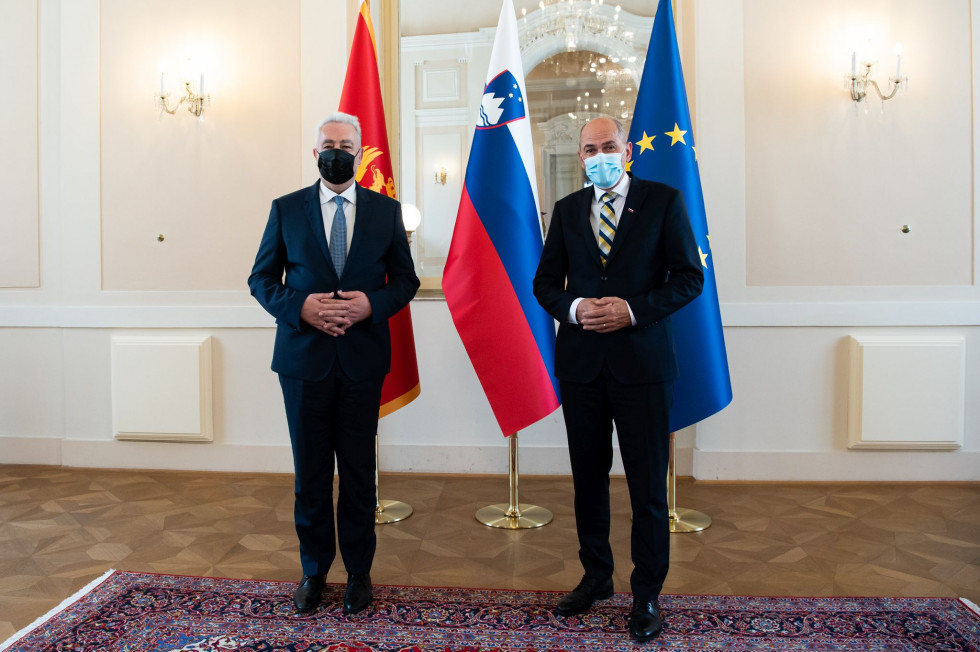 oba predsednika pred zastavami v Predsedniški palači