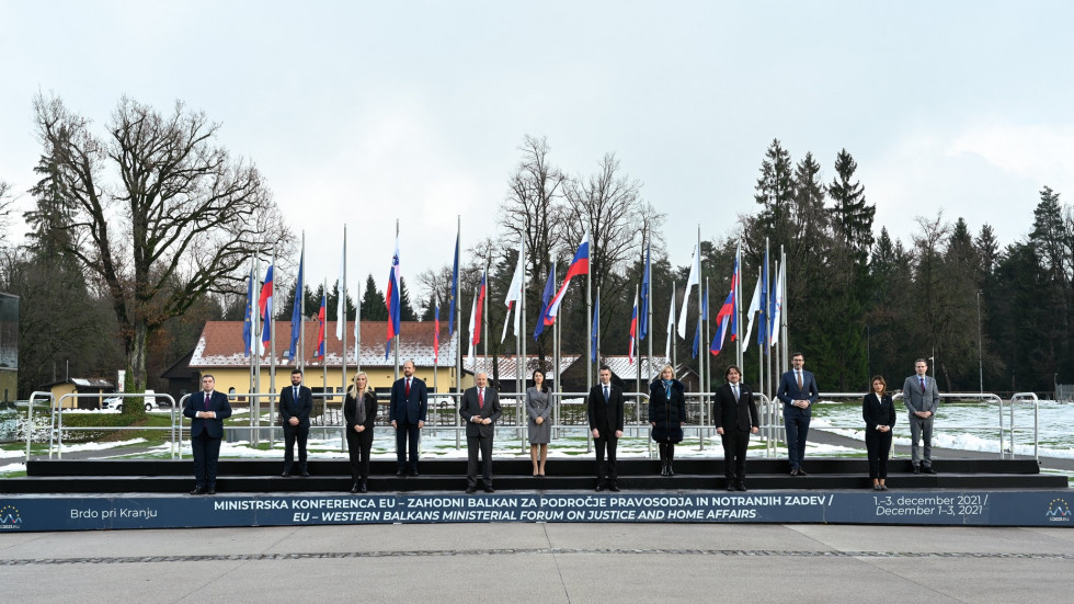 ministri in ministrice na skupinski fotografiiji