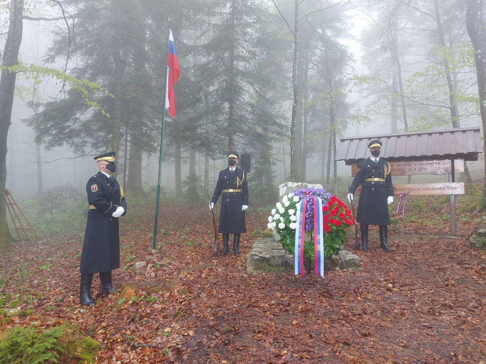gardisti  slovenske vojske in venec predsednika vlade ob obeležju TIGR