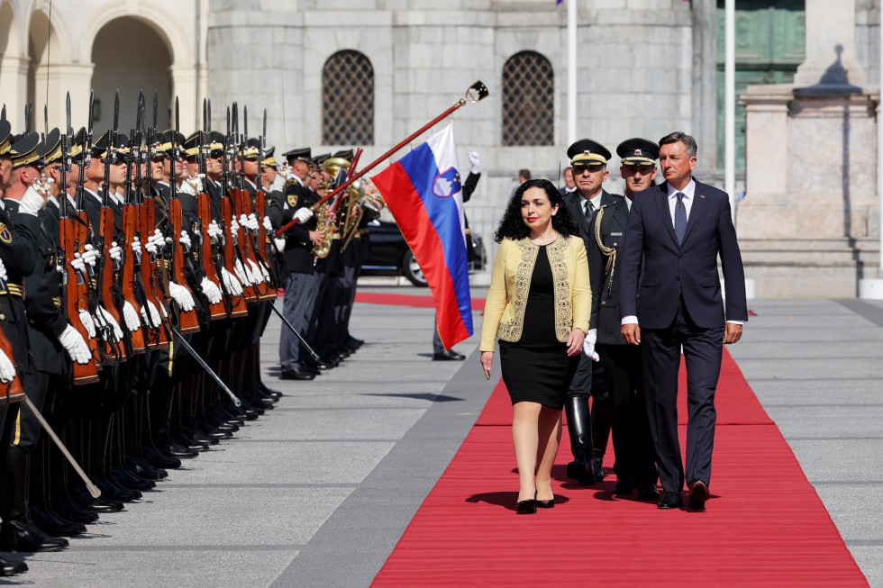 Predsednica Republike Kosovo dr. Vjosa Osmani-Sadriu in predsednik Republike Slovenije gospod Borut Pahor med vojaškimi častmi