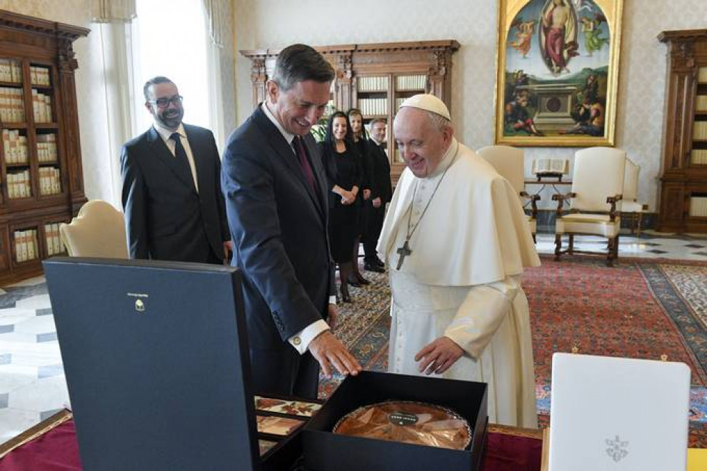 predsednik in papež ob ogledu daril