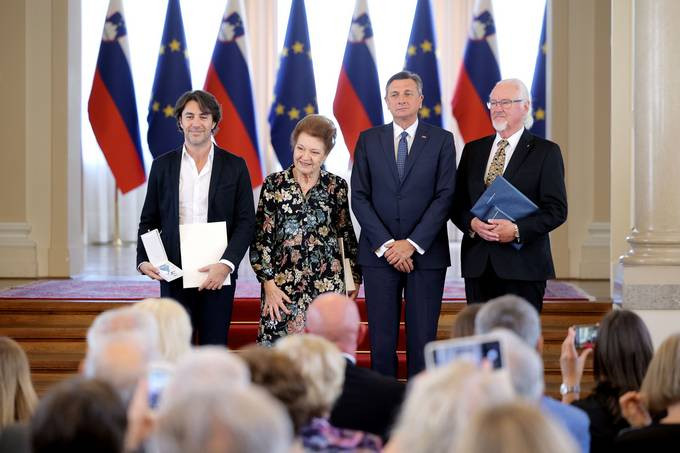 predsednik z odlikovanci v veliki dvorani 