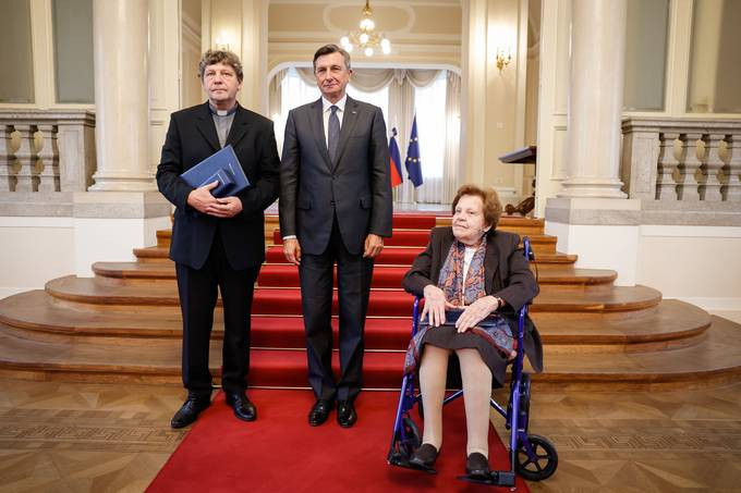 Predsednik Republike Slovenije z odlikovancema v veliki dvorani
