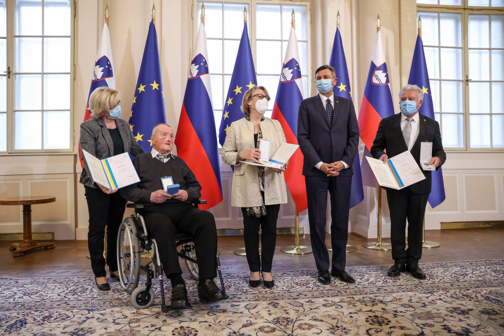 skupinska fotografija odlikovancev s predsednikom