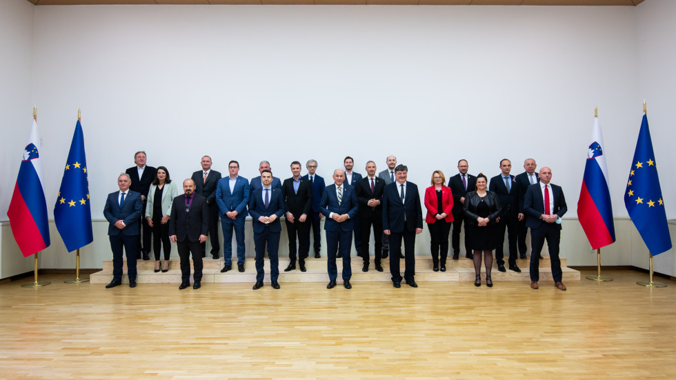 ministri in ministrice na skupinski fotografiji