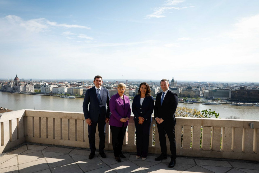oba predsedniška para na grajskem griču nad Donavo