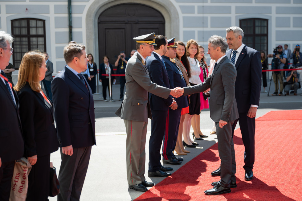 predstavljanje delegacij in rokovanje