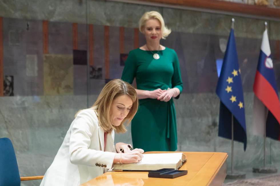 predsednica EP se vpisuje v knjigo gostov