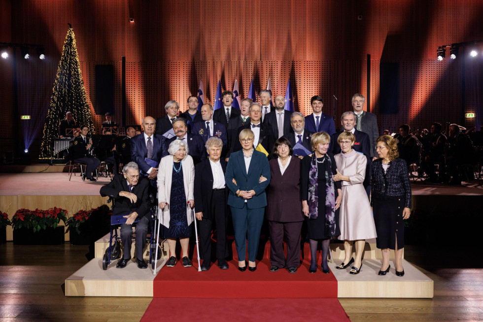 skupinska fotografija odlikovancev s predsednico