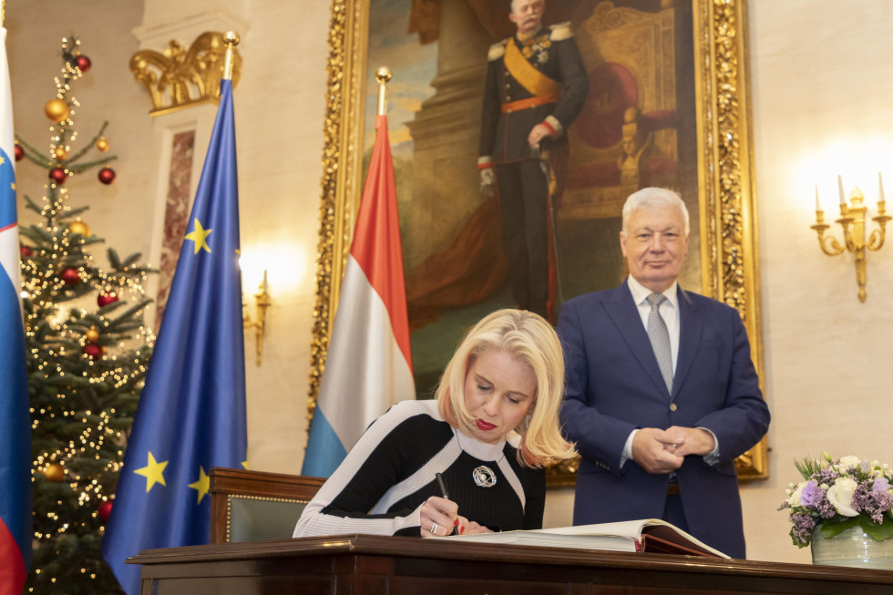 predsednica se vpisuje v knjigo